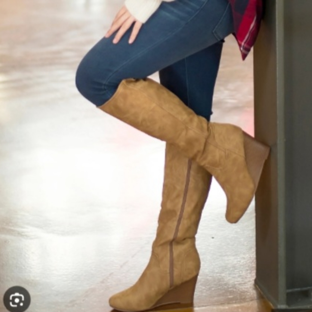 Wedge size 9 boots